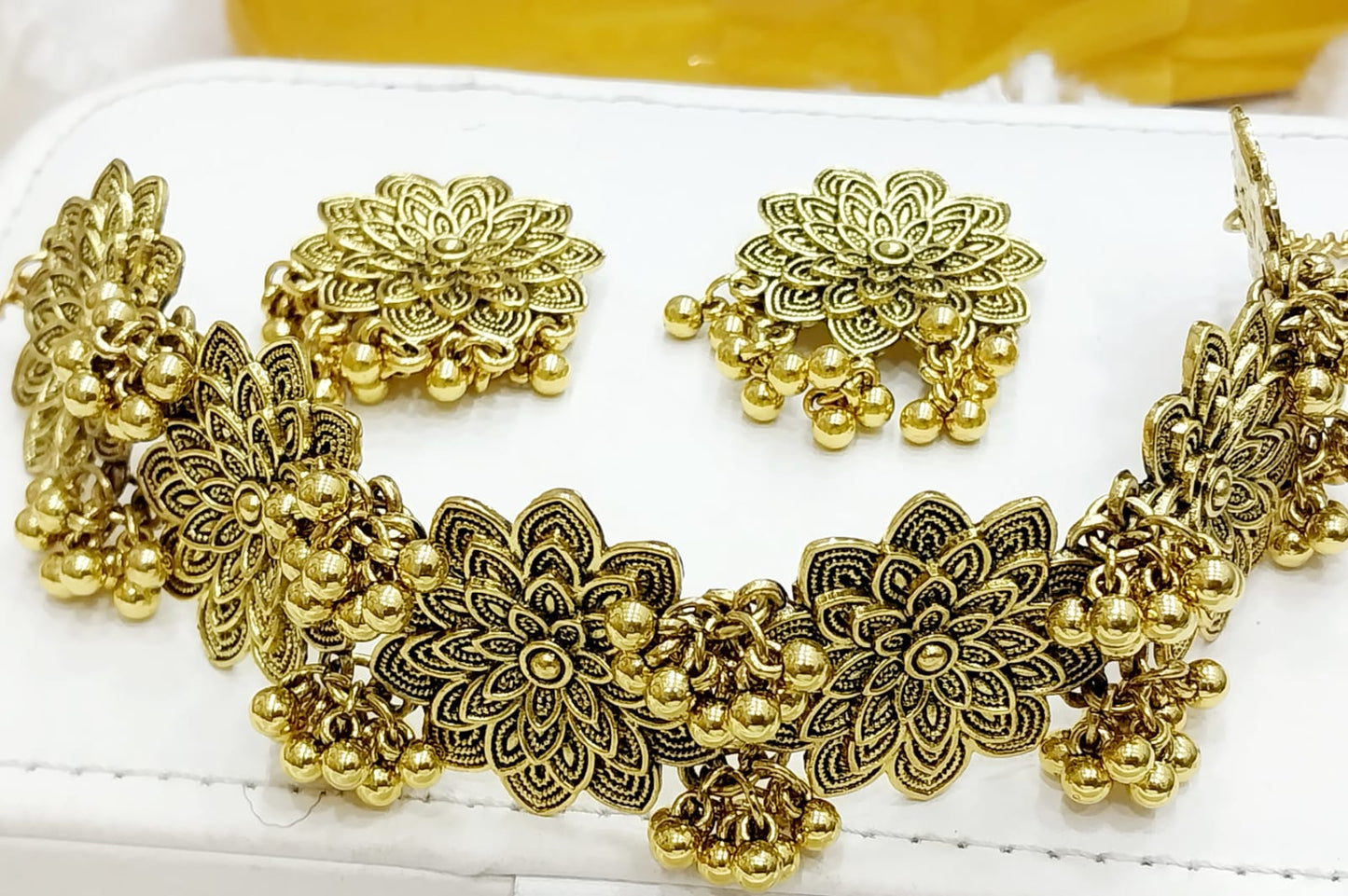 Antic choker set