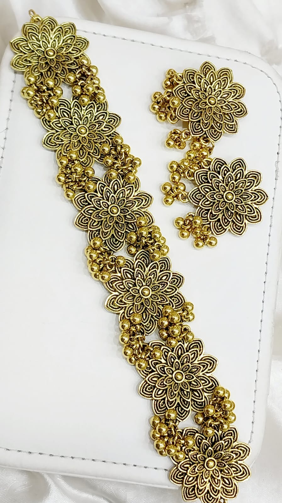 Antic choker set