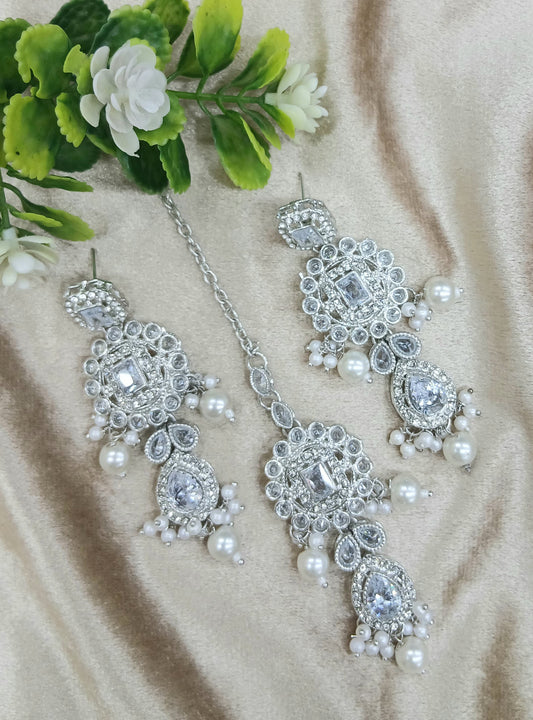 Long earrings and tika