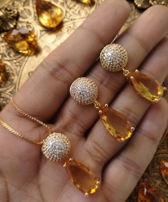 Fancy Stone Work Locket Set