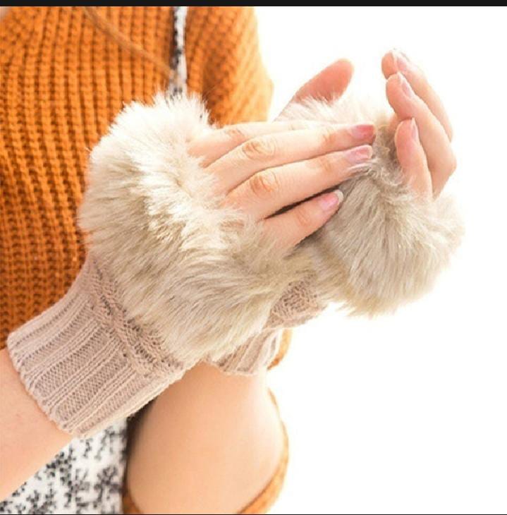 FLUFFY HALF GLOVES FOR GIRL