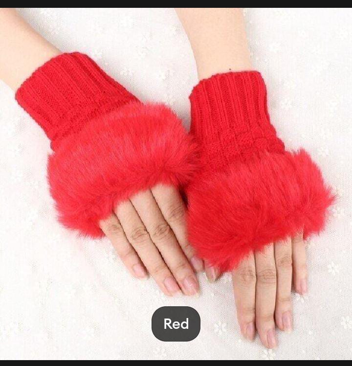 FLUFFY HALF GLOVES FOR GIRL