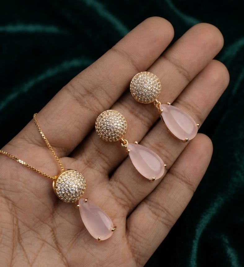 Fancy Stone Work Locket Set